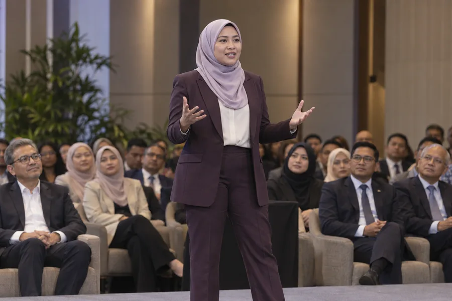 Hadirin mengikuti persidangan profesional
